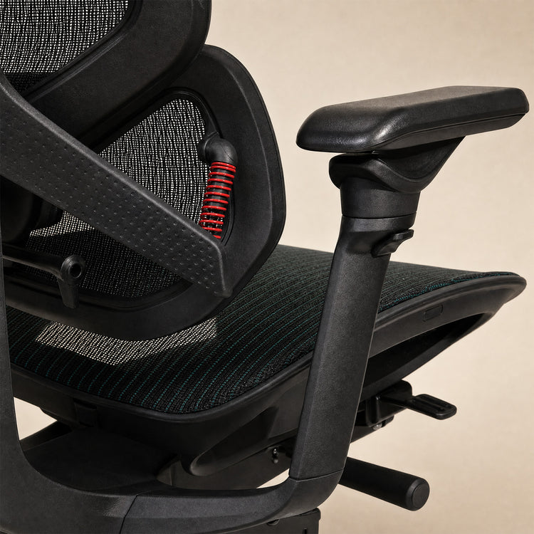 Gros plan sur une chaise de bureau ergonomique Contourra noire avec dossier en maille et accoudoirs rembourrés