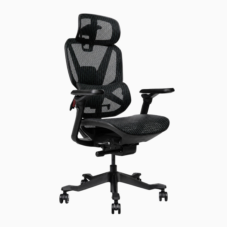 Chaise de bureau ergonomique moderne avec dossier, appui-tĂȘte et assise en maille grise, accoudoirs noirs et piĂštement Ă©toile chromĂ© Ă cinq branches sur roulettes, sur fond blanc.