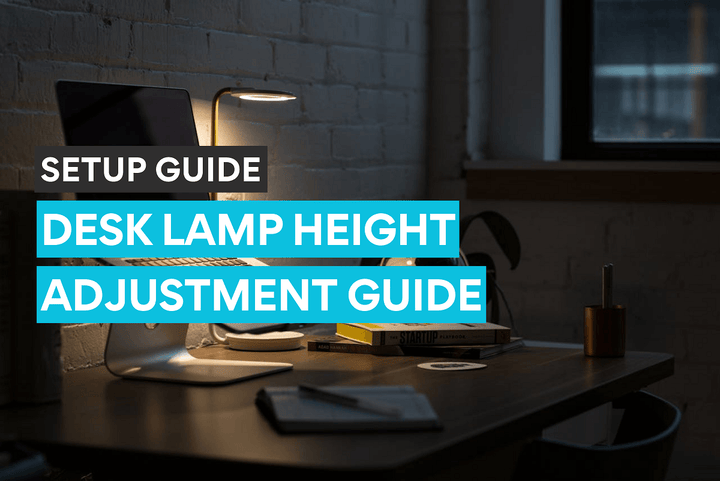 Un bureau de télétravail avec une lampe de bureau allumée