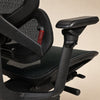 Gros plan sur une chaise de bureau ergonomique Contourra noire avec dossier en maille et accoudoirs rembourrés