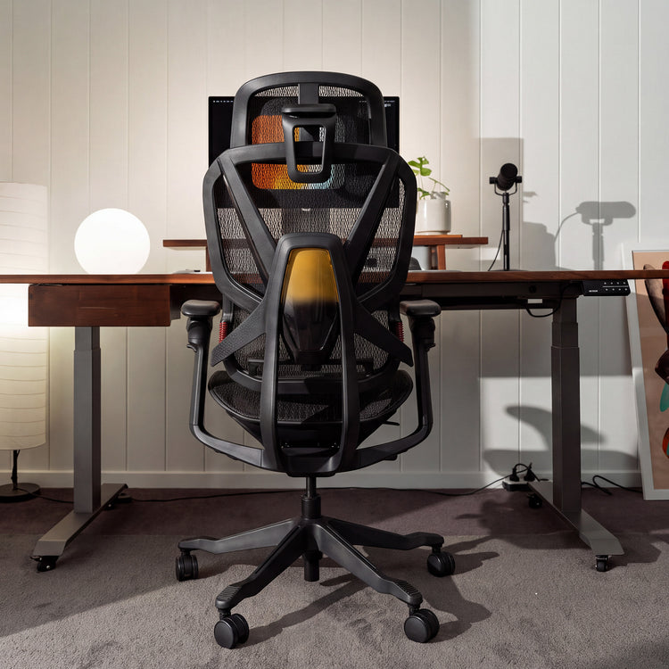 Chaise de bureau ergonomique Desky Contourra associée à un bureau assis debout en bois massif