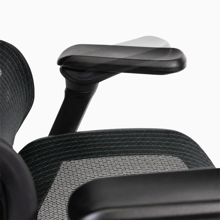 Gros plan sur l'accoudoir réglable de la chaise Contourra