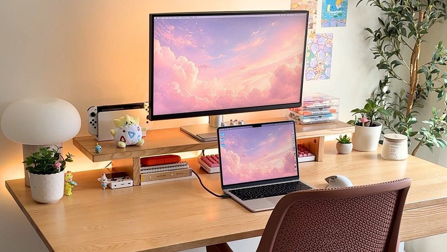 Chaise de bureau ergonomique à dossier bas Desky Evoque coloris Peach devant un bureau Desky Dual en bois massif