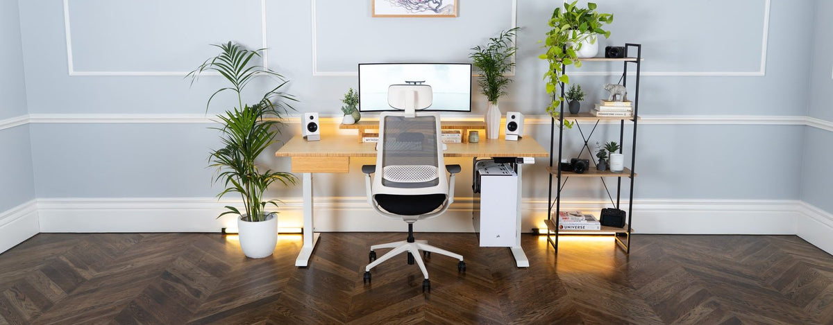 Bureau assis debout en bambou Desky Dual avec chaise de bureau ergonomique Desky Pulse blanche, tiroir sous plateau minimaliste et support d'écran minimaliste
